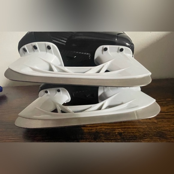 CCM Womens Hockey Skates- US Size 6 (fits 9inch foot length) - Picture 4 of 6